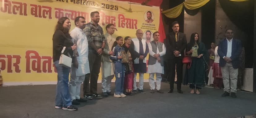 Khushi receiving award on stage